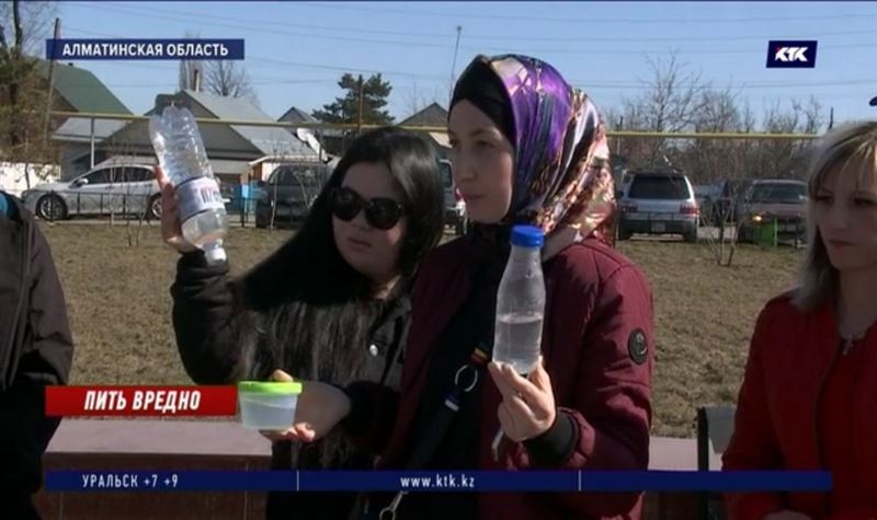 Жители Иссыка утверждают, что находят червей в воде из-под крана