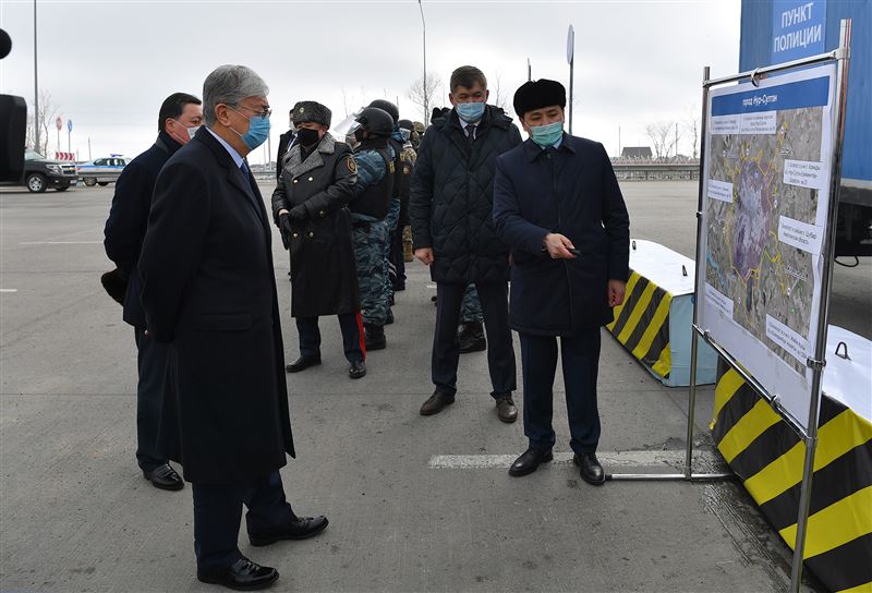 Президент в маске осмотрел блокпост на въезде в Нур-Султан