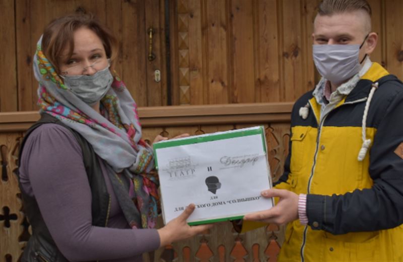 Акцию по раздаче масок организовали представители театра им. Н. Сац и фонда «Дегдар»