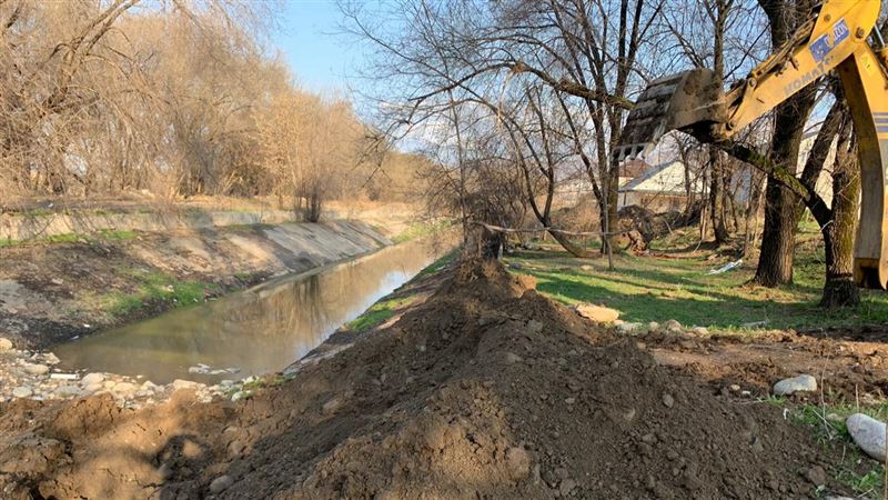 Женщина пыталась совершить самоубийство неподалеку от блокпоста в Алматы