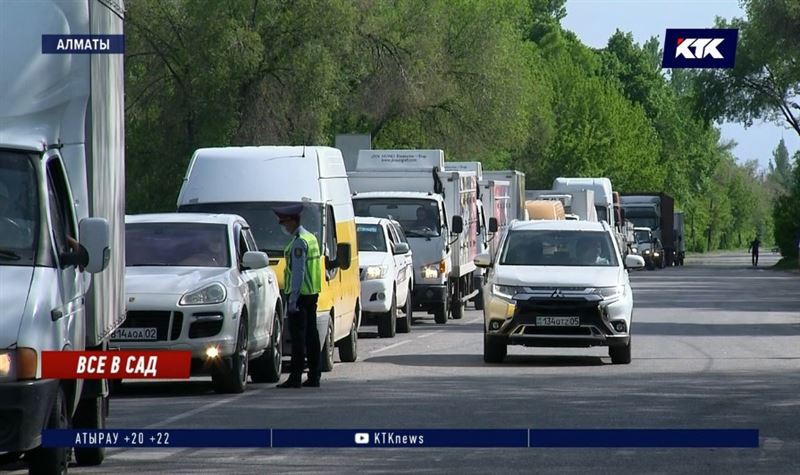 На кордонах Алматинской области дачники создали огромные пробки