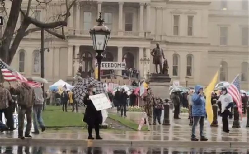 Американские горожане устроили протест против самоизоляции