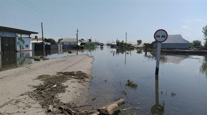 После наводнения в Туркестанской области Узбекистан привез спецтехнику в Казахстан