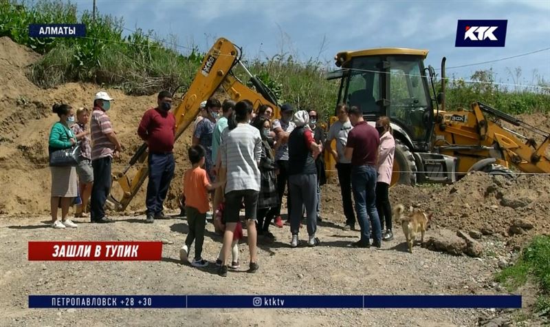 Жителям алматинского района перекрыли дорогу к домам