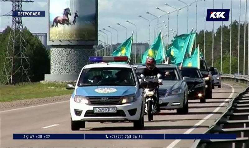 Әр көлікке екеуден мінгендер жол бойы мемлекеттік туды желбіретті