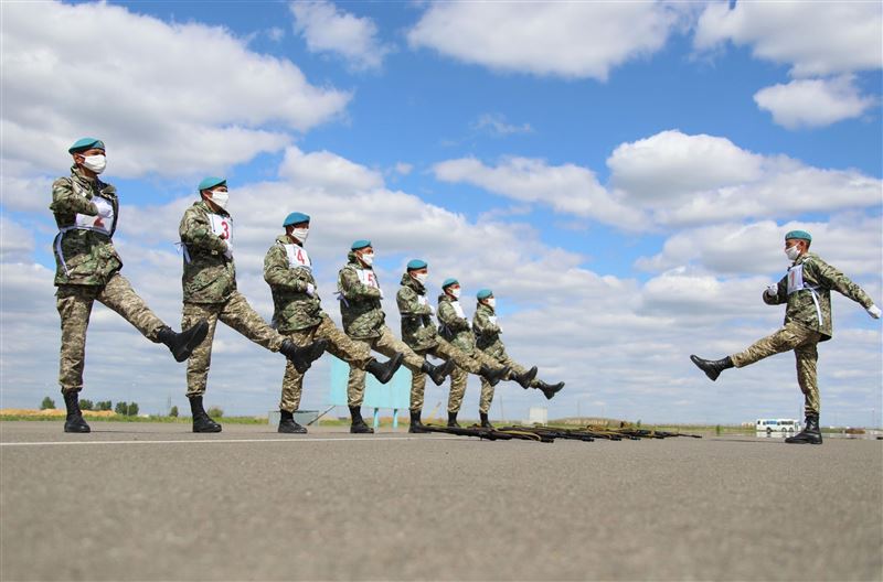 Казахстанские военнослужащие готовятся к участию в военном параде в Москве