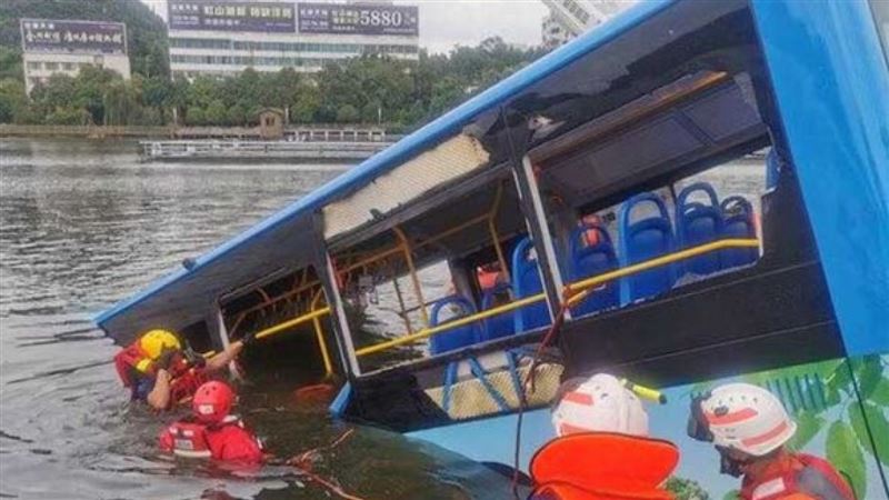 По меньшей мере 21 человек погиб после падения пассажирского автобуса в озеро в Китае