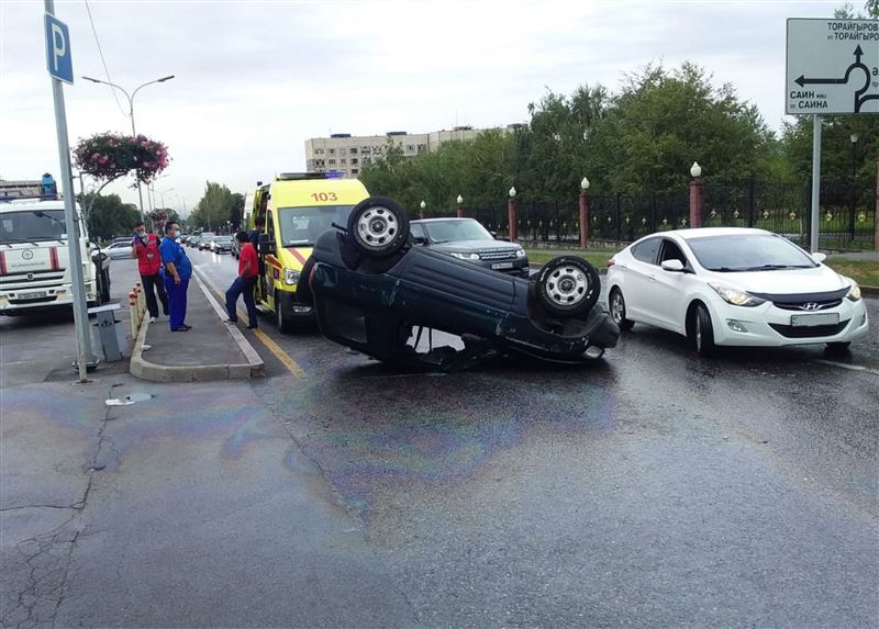 Автомобиль перевернулся в результате аварии в Алматы