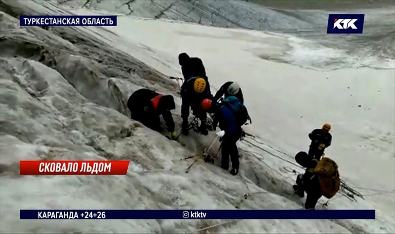 Тело погибшей туристки достали из расщелины ледника