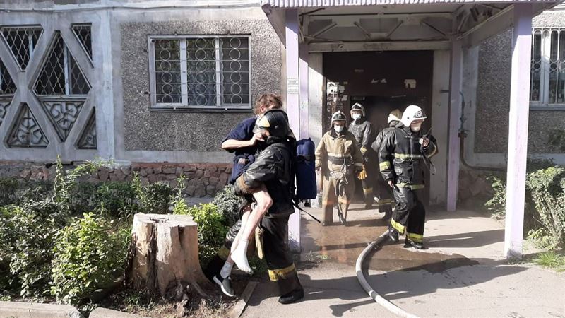 В Алматы произошел пожар в квартире, в результате которого чуть не погибли трое мужчин