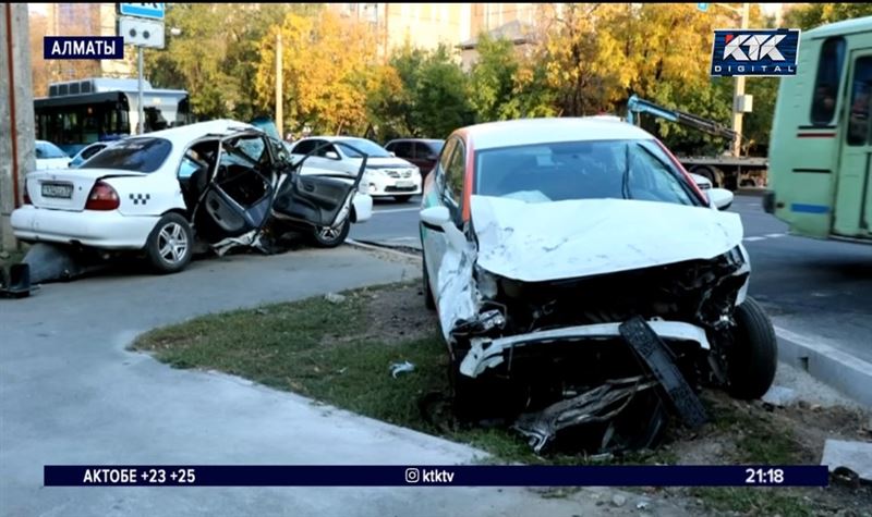 Таксист и пассажир серьезно пострадали в ДТП