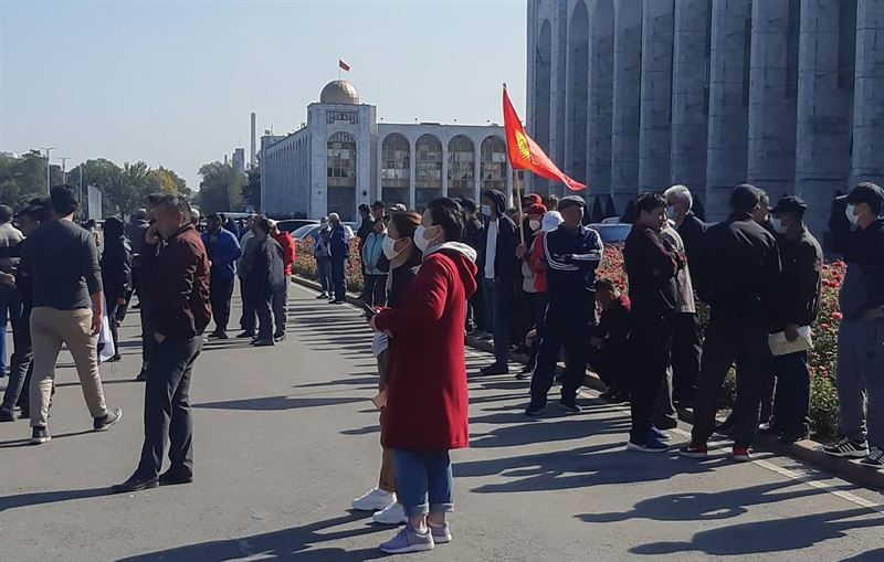 В центре Бишкека проходит митинг