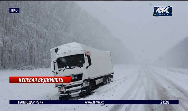 В ВКО автомобилисты попали в снежный занос