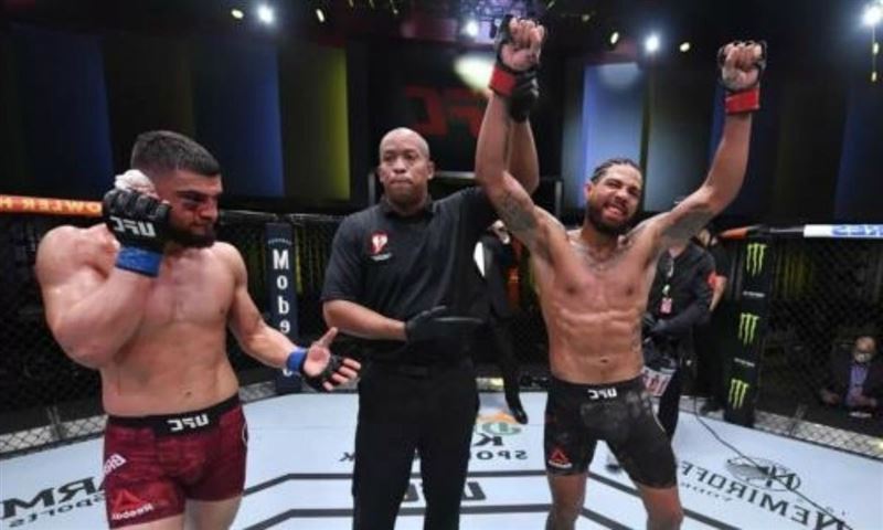 Құлағын жұлып әкетті: UFC жекпе-жегінде спортшы қатты соққы алды