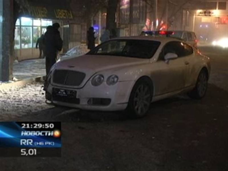 В Алматы в старенькую иномарку влетел шикарный Bentley