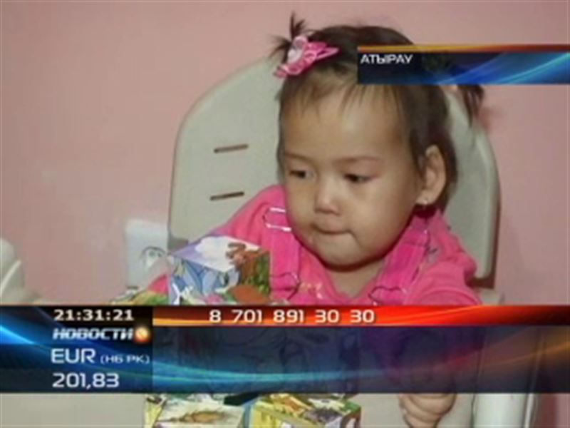 В Атырау нуждается в помощи трёхлетняя парализованная девочка