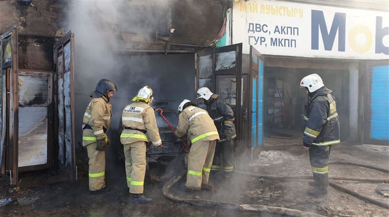 Пожар произошел в столичных гаражах с машинами