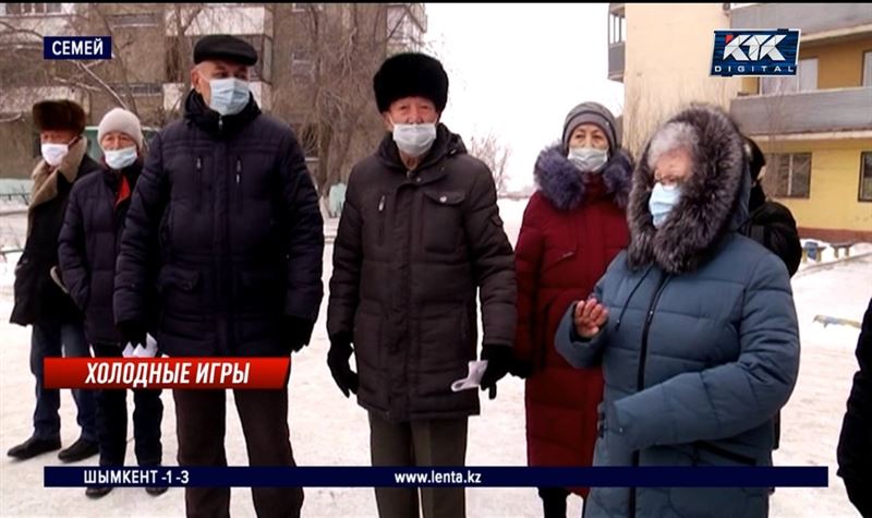 Жители Семея вынуждены ходить дома в одежде и греться на улице