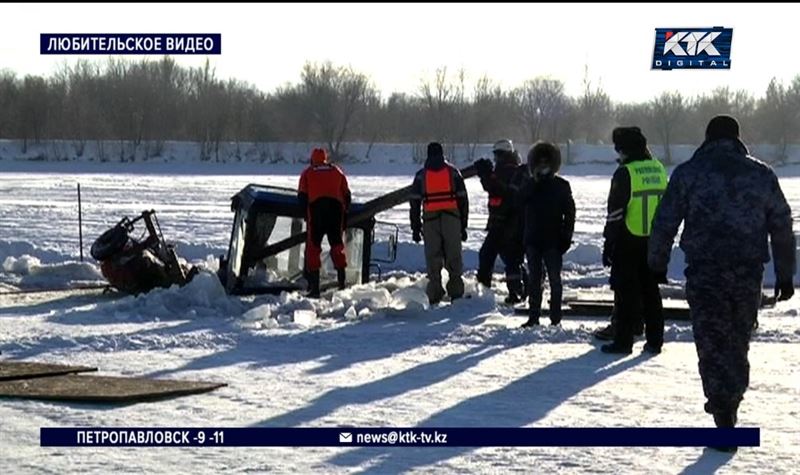 В Караганде трактор провалился под лед при расчистке озера