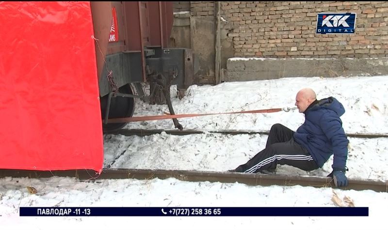 Рекорд: 26 тонналық вагонды тістеп сүйреді