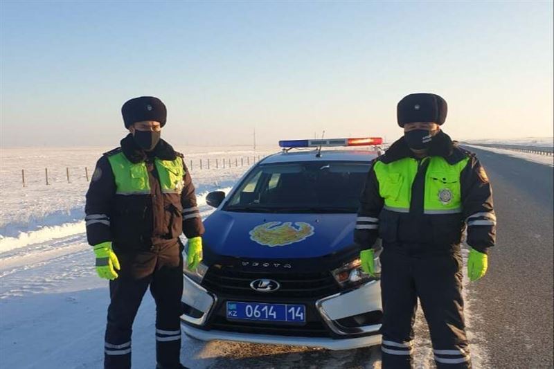 Оказавшийся в мороз на трассе водитель из Кыргызстана поблагодарил павлодарских полицейских