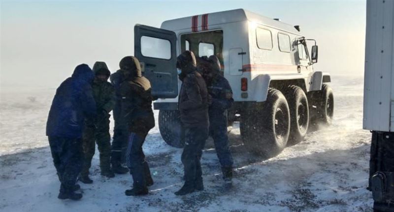 Три дальнобойщика застряли в Алматинской области из-за непогоды