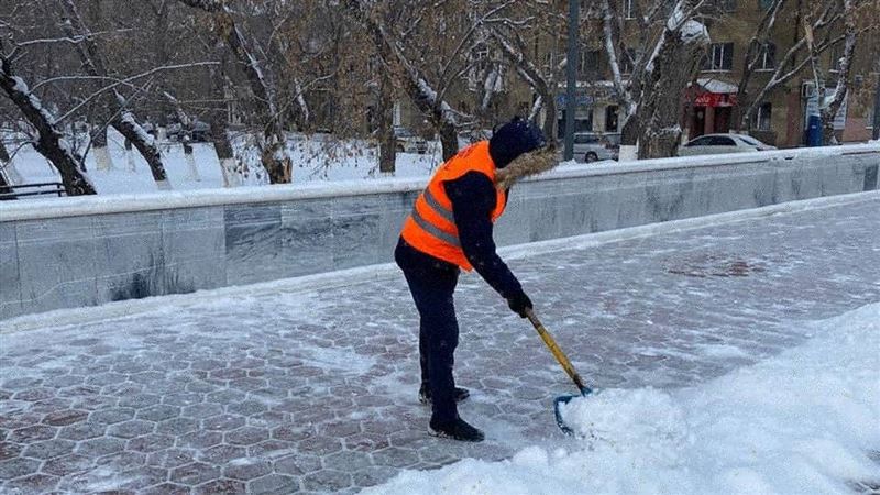 Шесть лет не плативший алименты мужчина отрабатывает долг, убирая улицы