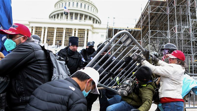 В США в ходе протестов сторонников Трампа погибла женщина