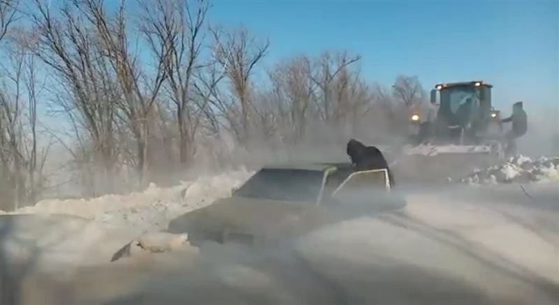 Десятки человек попали в снежные заносы в Алматинской области