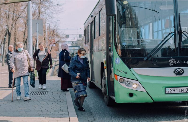 Алматыда көпбалалы аналар қоғамдық көлікте тегін жүре алады