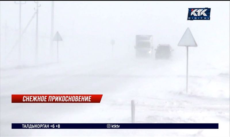 Непроглядная метель: в регионах спасают водителей