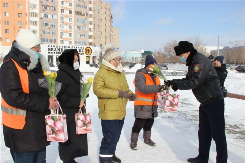 Полицейские Актобе поздравили женщин с весенним праздником  