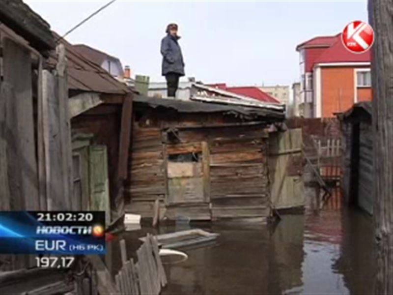 В Петропавловске от большой воды люди спасаются даже на чердаках