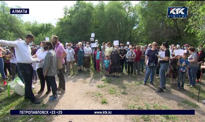 Школьный стадион решили разрушить в Алматы