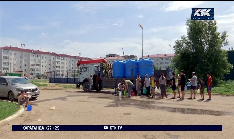 Очередь с ведрами. Жара очередь за водой.