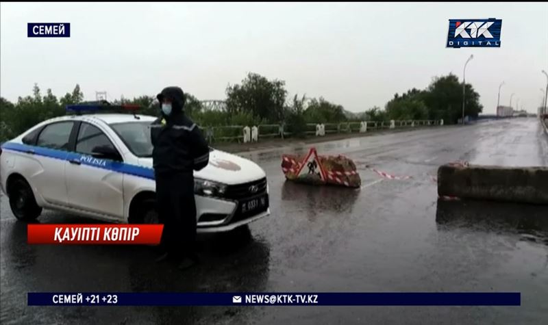 Семейде ескі көпірдің бір бөлігі опырылып түсті