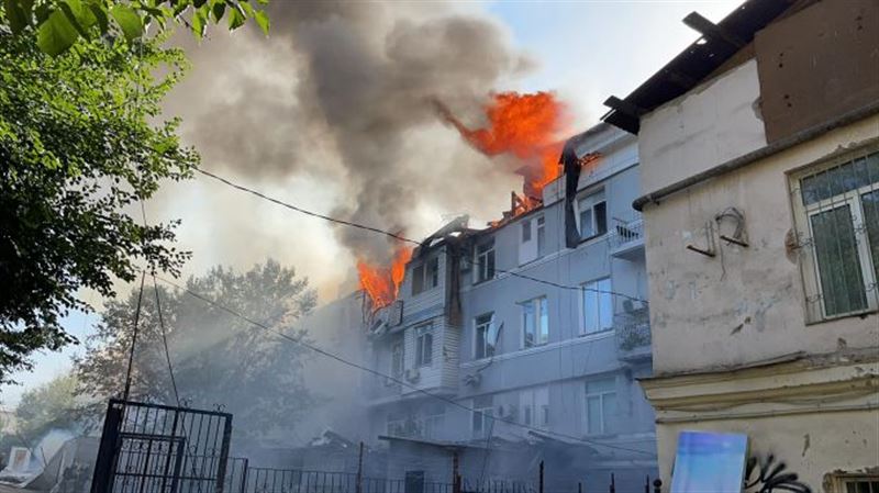 Из-за сильного пожара в центре Алматы перекрыли часть улиц