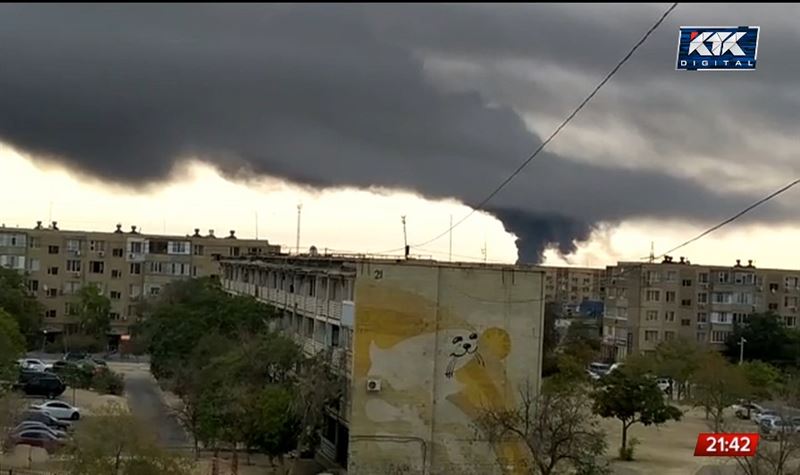 Черный дым накрыл Актау из-за пожара на свалке покрышек