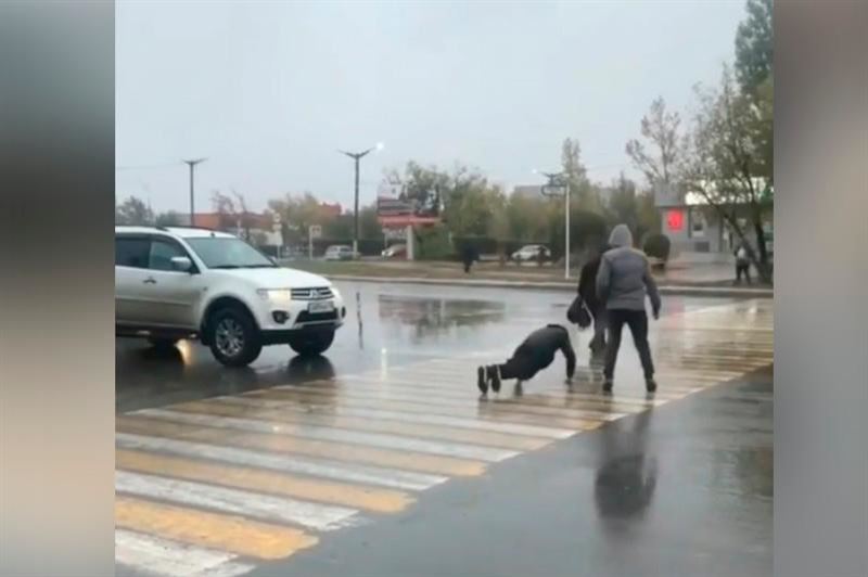 В Аксу двое студентов колледжа ради пранка отжимались на пешеходном переходе