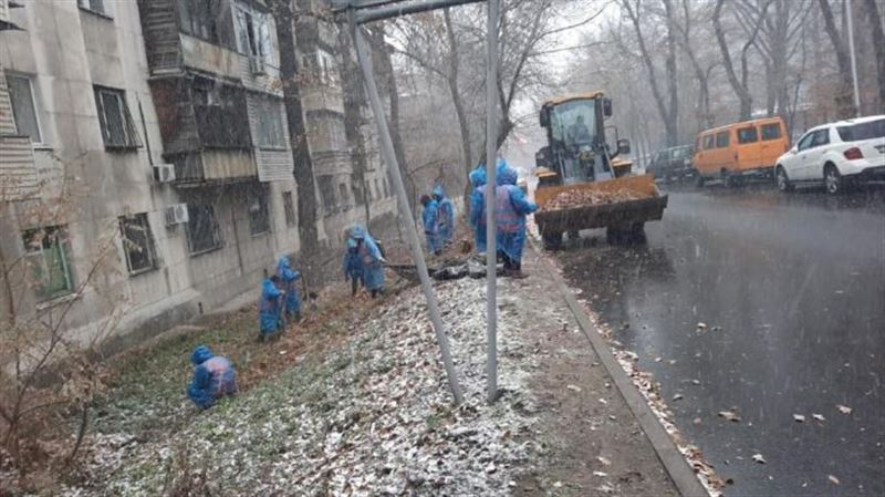 Алматы заметает: в уборке улиц задействовано почти 1,5 тысячи человек