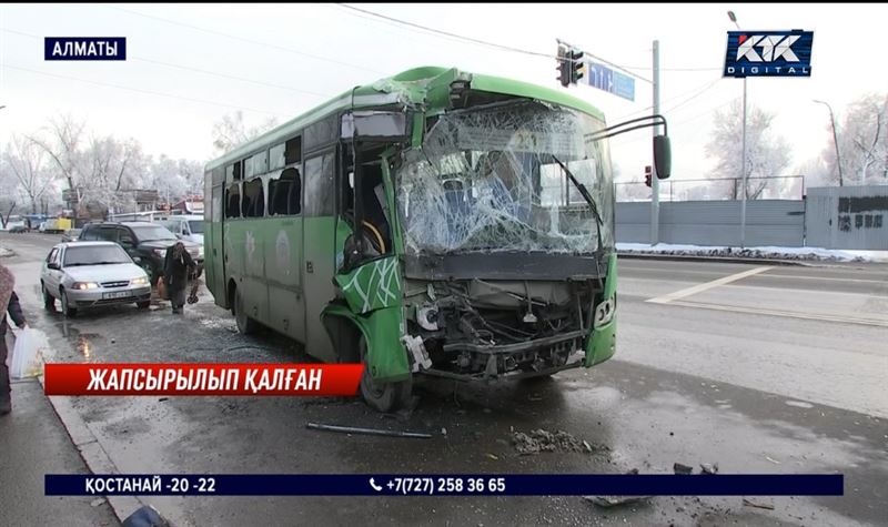 Алматыда қоғамдық көліктер соғылысып, 20 жолаушы жарақат алды