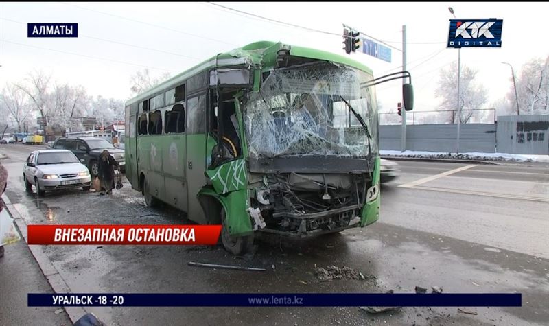 В Алматы столкнулись два автобуса – 13 человек пострадали