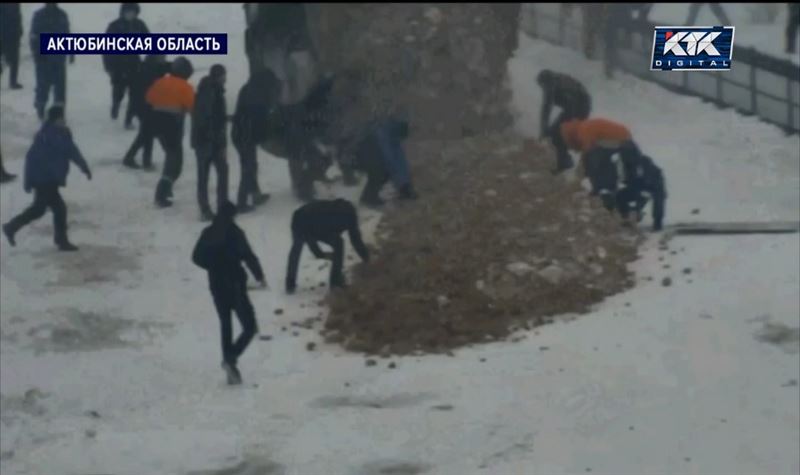 Погромщикам в Актобе подвозили булыжники – опубликованы шокирующие кадры