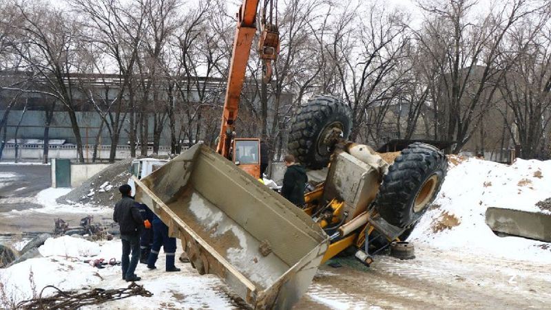 Погрузчик опрокинулся во время работы в Алматы – водитель погиб на месте