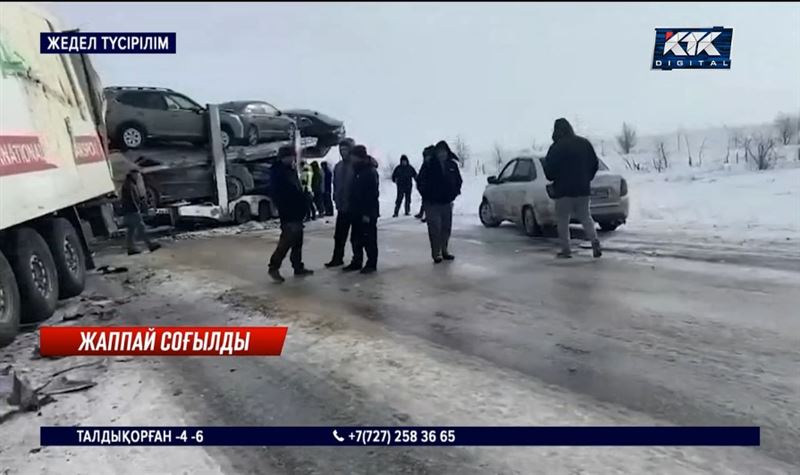 Ақтөбе облысында шетелден көлік әкеле жатқан автокеруен апатқа ұшырады