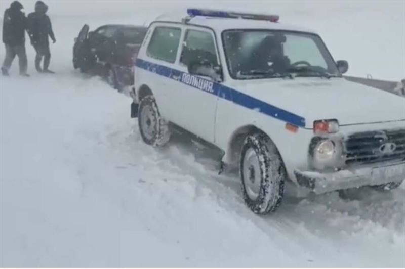 Полицейские Туркестанской области оказали помощь 130 водителям автомашин, застрявших в пути