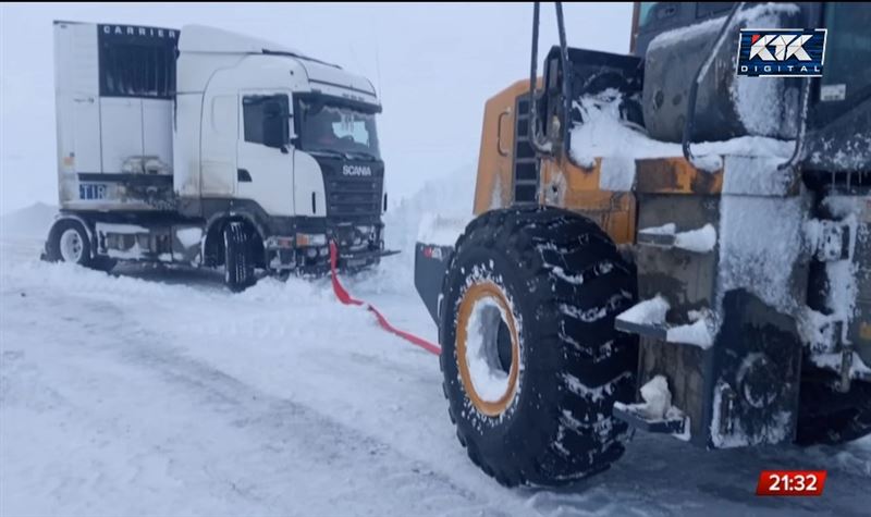 250 человек и 15 фур вызволили из снежных заносов в двух областях