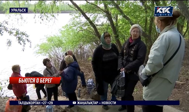 «До слез обидно»: в Уральске дачников не хотят возить к участкам