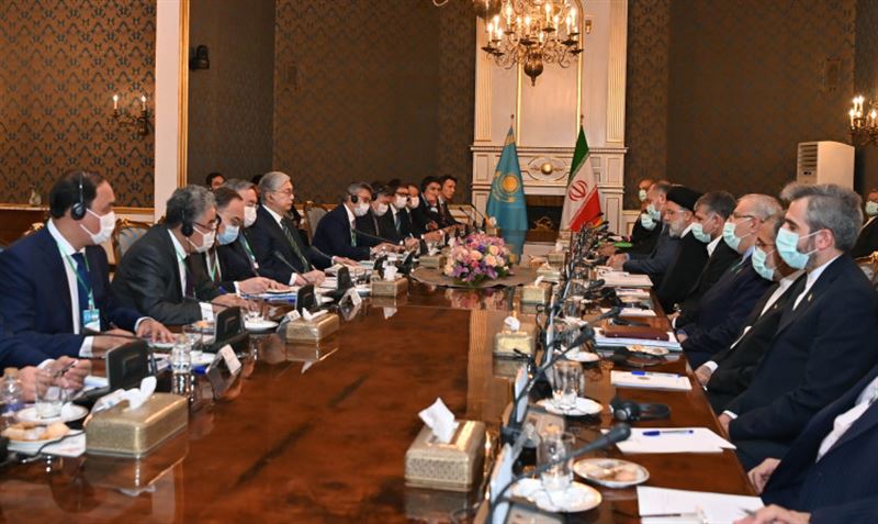 Касым-Жомарт Токаев и иранский лидер Ибрахим Раиси провели переговоры в расширенном составе