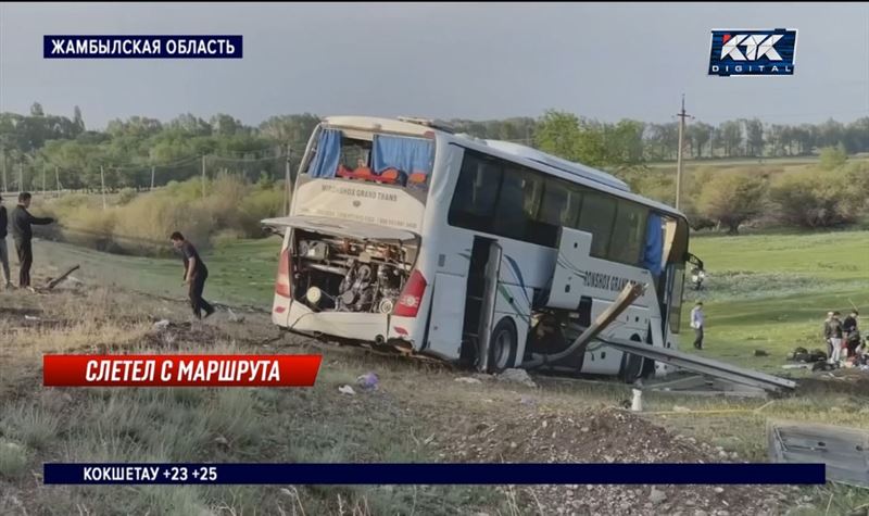 Двое погибли, 16 пострадали в упавшем на бок автобусе